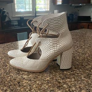 Women’s Freebirds Sz 9 - Joyce.